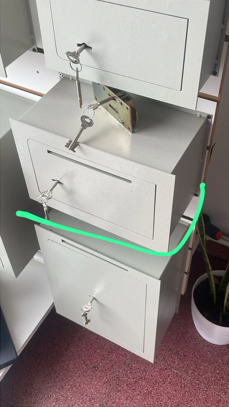 Caja fuerte en exhibición en Cerrajería El Diez