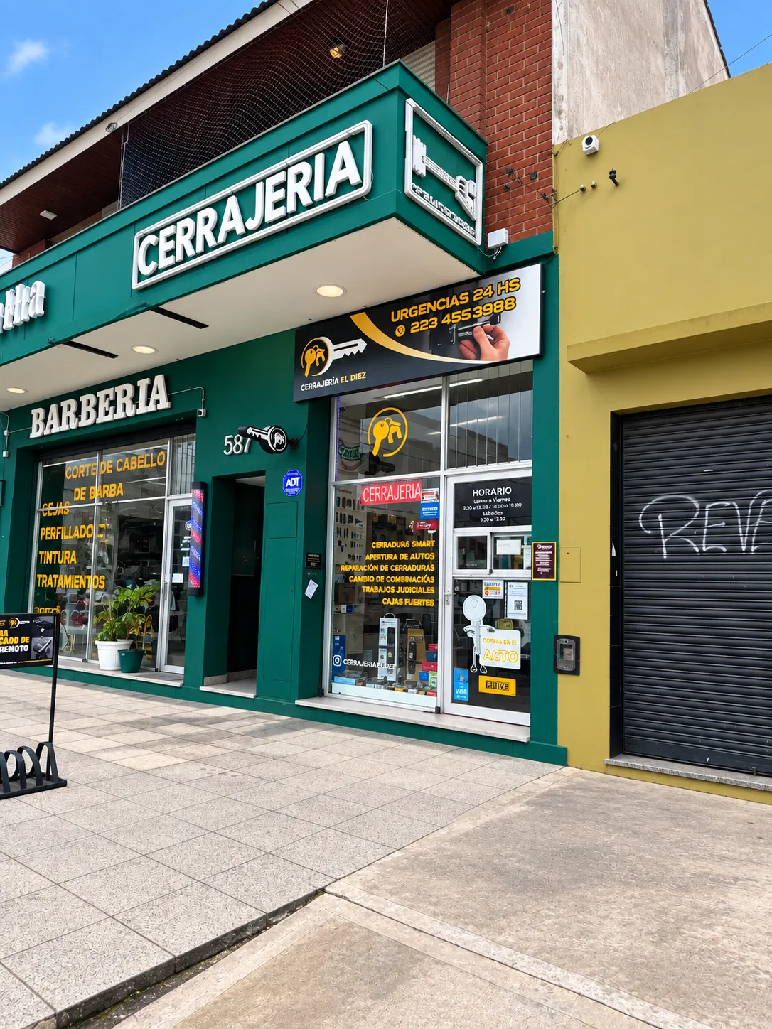 Técnico de Cerrajería El Diez trabajando en el local